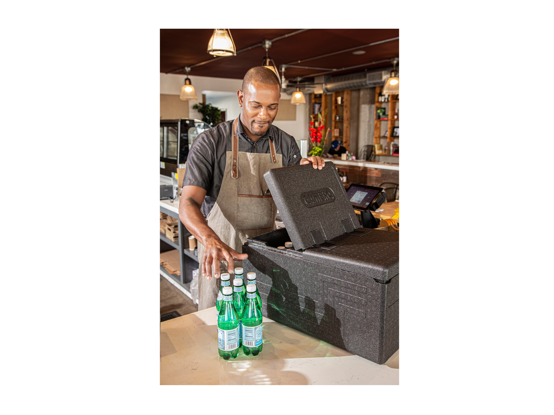 Cambro’s new GoBox Flip Lid makes meal delivery safer
