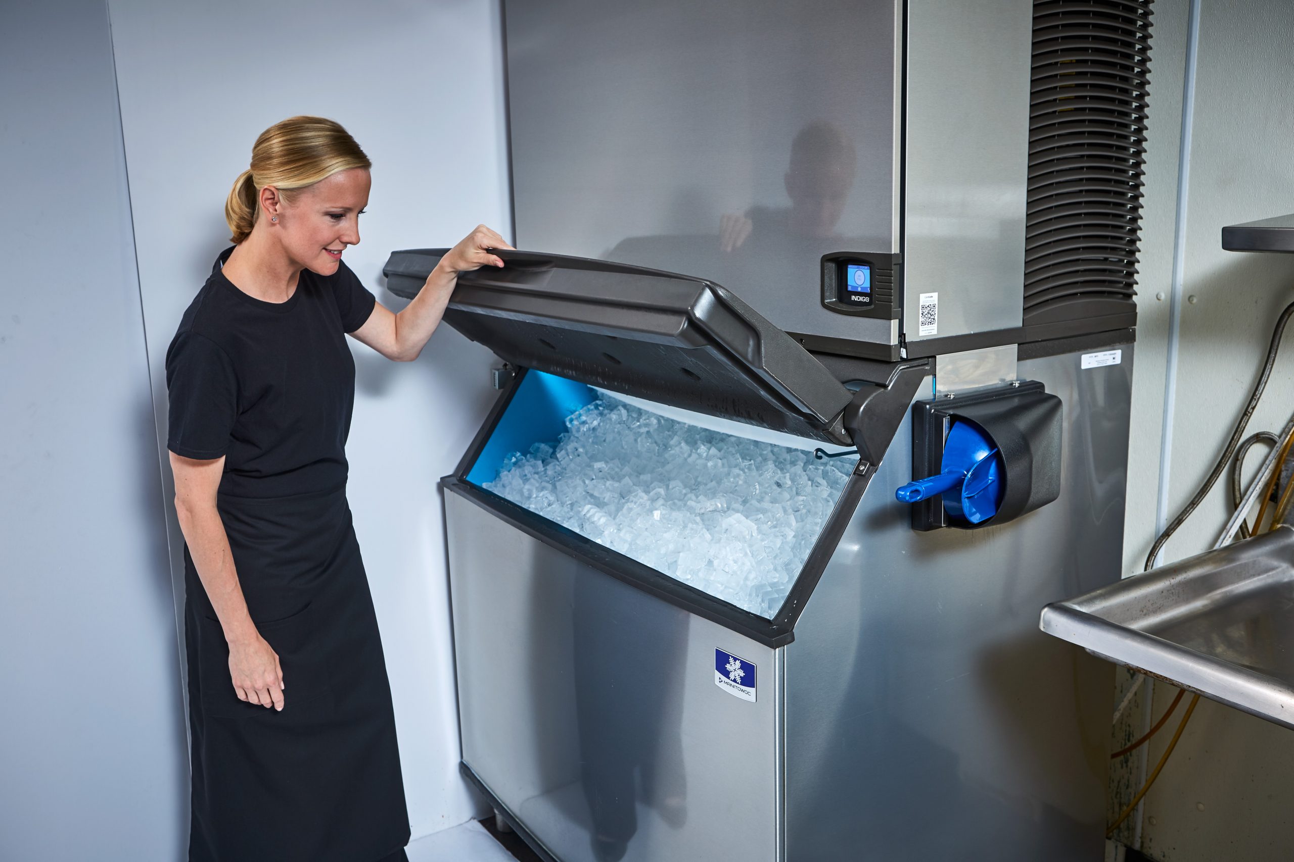 Energy-efficient ice machines for low-cost ice production