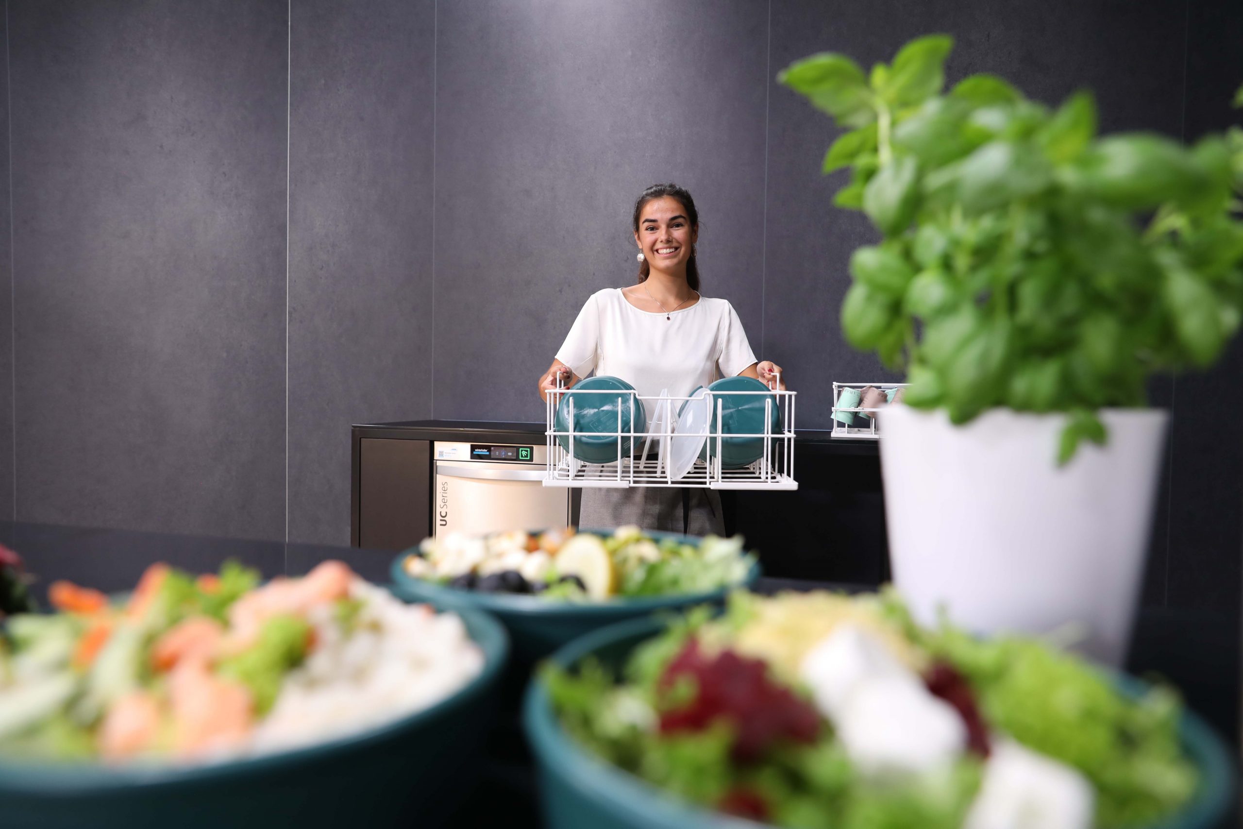 HCA Forum 2023: Winterhalter makes cleaning plastic tableware easy and quick